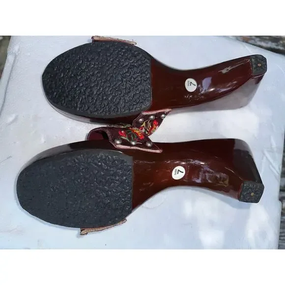 VINTAGE NEW GLOSSY BURGUNDY WOOD SLIDES W/ EMBROIDERY 7 - Picture 4 of 5